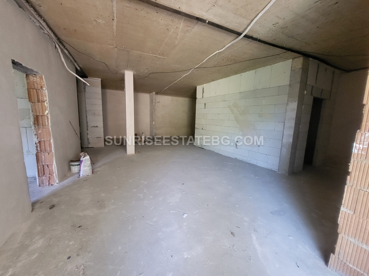 SPACIOUS FOUR-ROOM APARTMENT