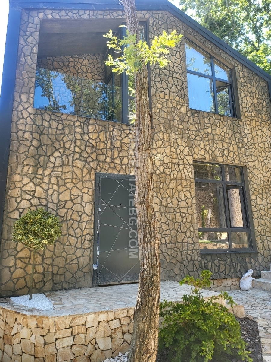 HOUSE IN A GATED COMPLEX WITH ACT 16