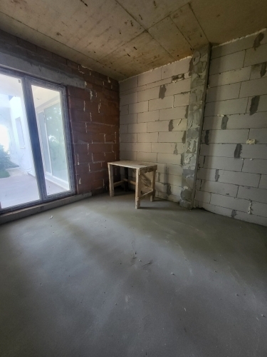 SPACIOUS FOUR-ROOM APARTMENT